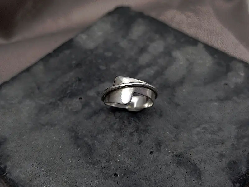 everyday silver saturno ring